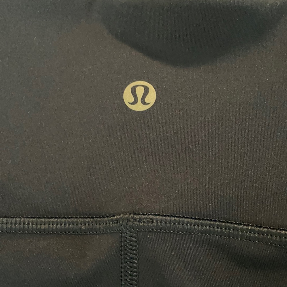 Lululemon navy leggings.